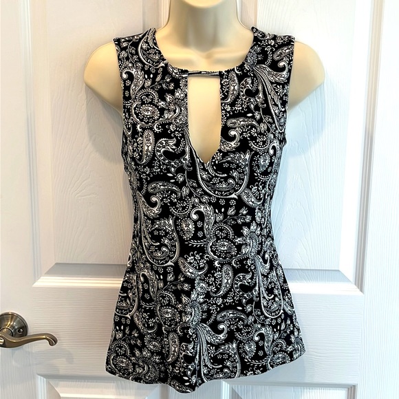 Express Tops - BLACK AND WHITE KEYHOLE EXPRESS TANK